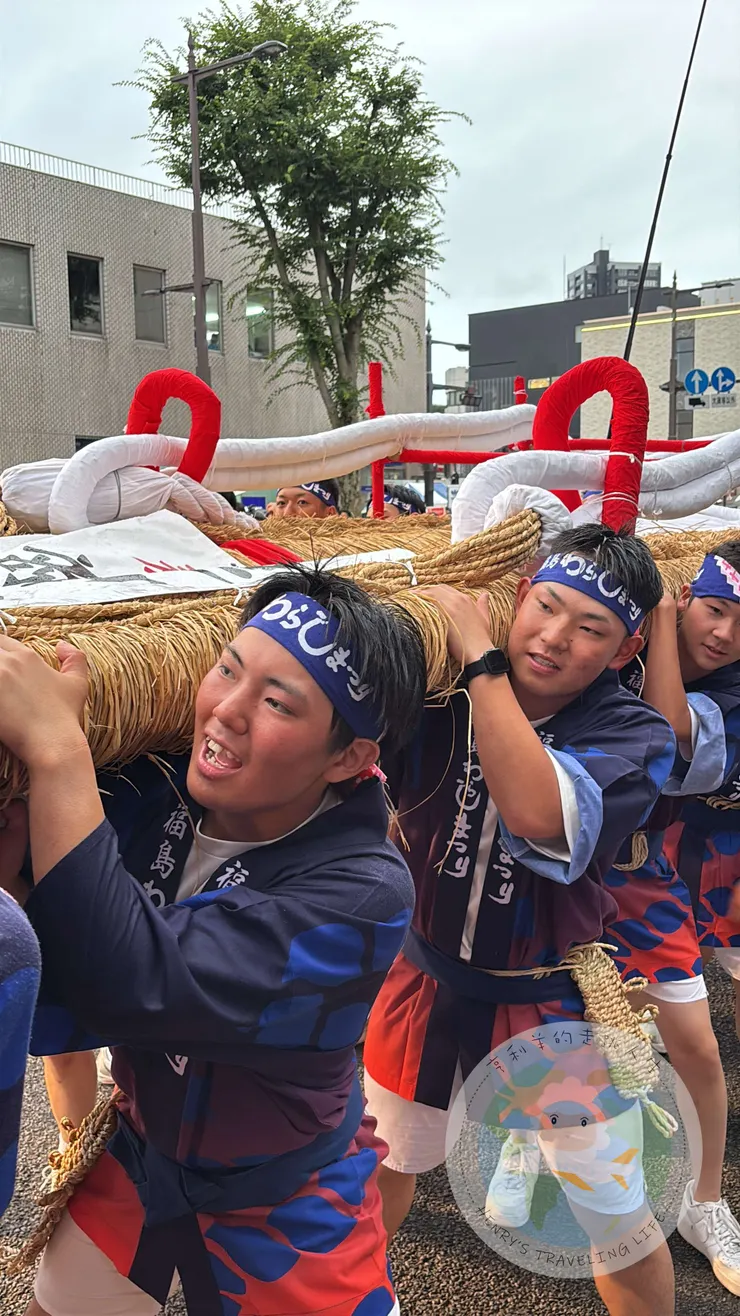 大草鞋由將近30人所扛起