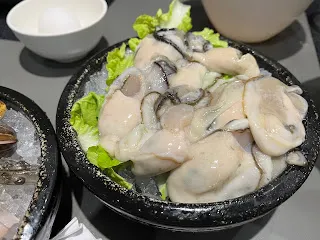 店員直接升級為大牡蠣鍋，是因為的確等待了超久，加湯都加了幾次，還以為是點菜盤而已，就這樣吃飽也不奇怪。而且店家這樣升級，也可以平息客人的怒火，哪有點了肉盤，到快吃完了都還沒能上菜的道理呢？