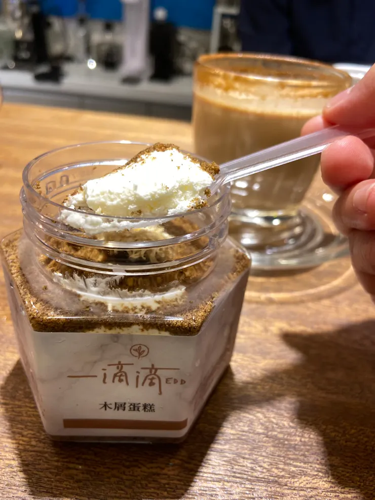 決明子餅乾碎和百合慕斯