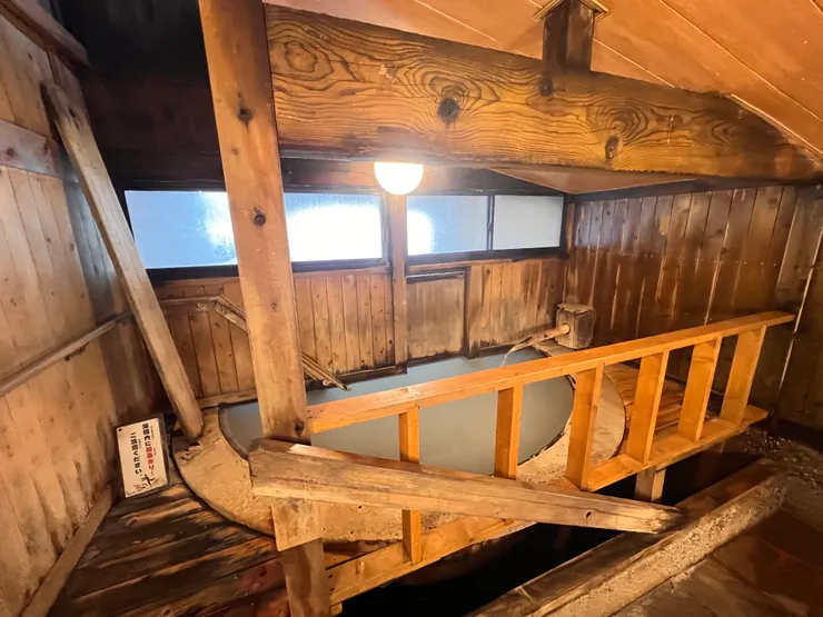 中間的小木板就是內外溫泉空間的通道