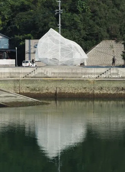 從港口這方看去，倒影伴隨也有一番風味。