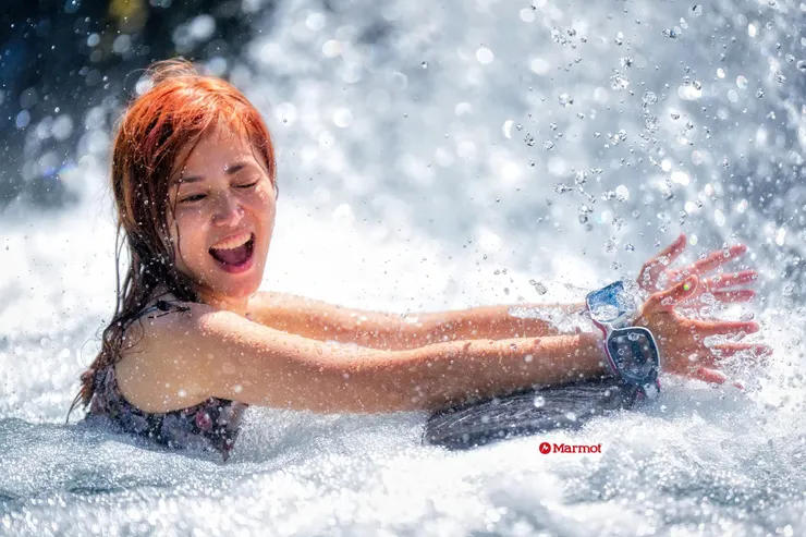 不敢跳水那就衝進瀑布啦~~~~~🤣