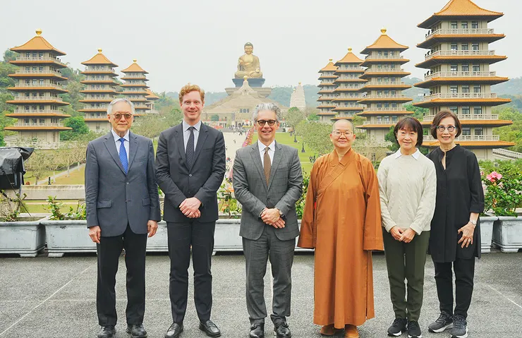 美國史密森尼亞洲藝術博物館蔡斯・羅賓遜館長及佛館館長如常法 師、佛光祖庭宜興大覺寺信徒總代表趙元修、趙辜懷箴伉儷合影