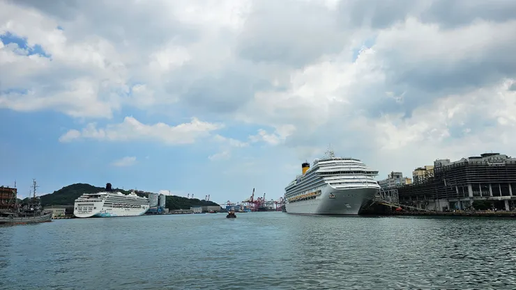 左邊那艘是挪威郵輪奮進號!右邊那艘是歌詩達郵輪莎倫娜號!