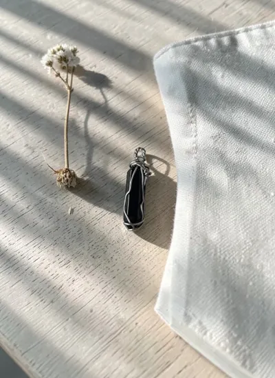 作品集_手作飾品：織光守護｜手作黑曜石能量柱飾品 (已售出)