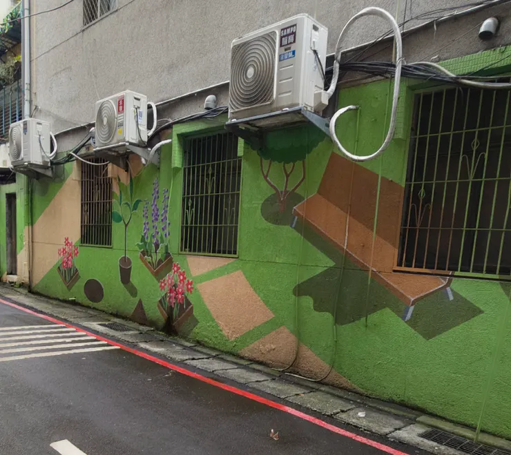 離開化成路的宏大敘事，轉入幸福路，牆上的線條變得簡約，色彩變得柔和。