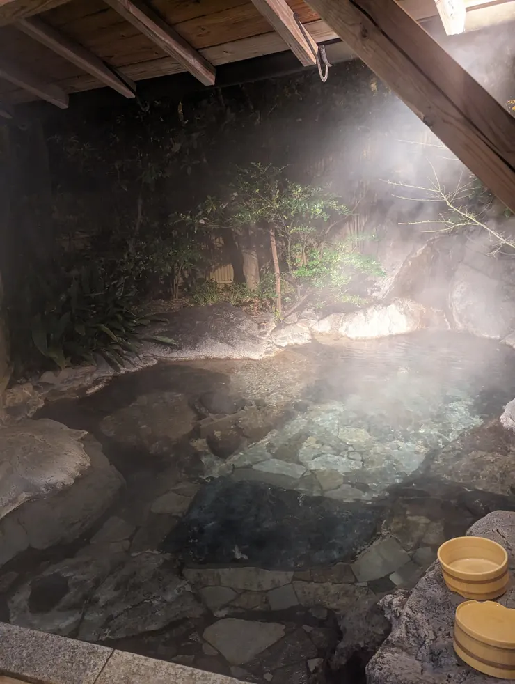 以御影石打造的露天風呂，極樂極樂