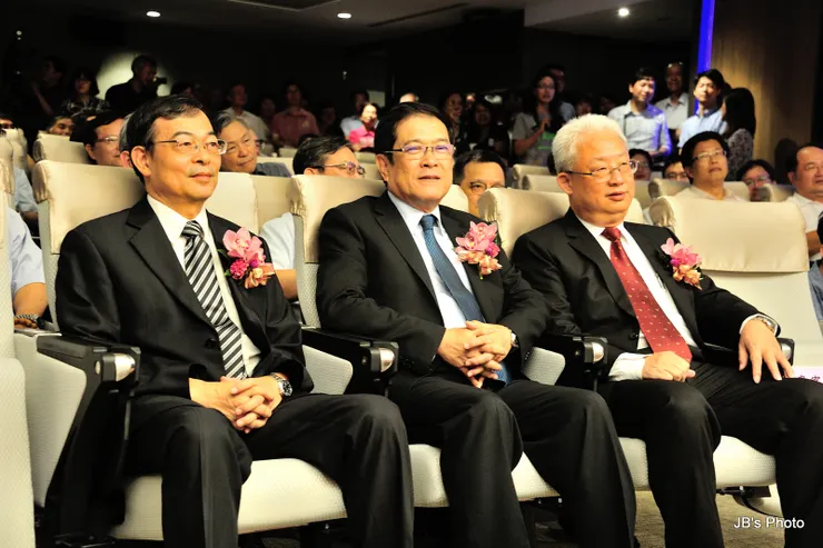 【2016/9/2新舊任總經理在此交接的歷史鏡頭，中坐者時任經部政次楊偉甫，後亦曾任董事長；右為卸任總經理朱文成，升任董事長；左為新任總經理鍾炳利。】
