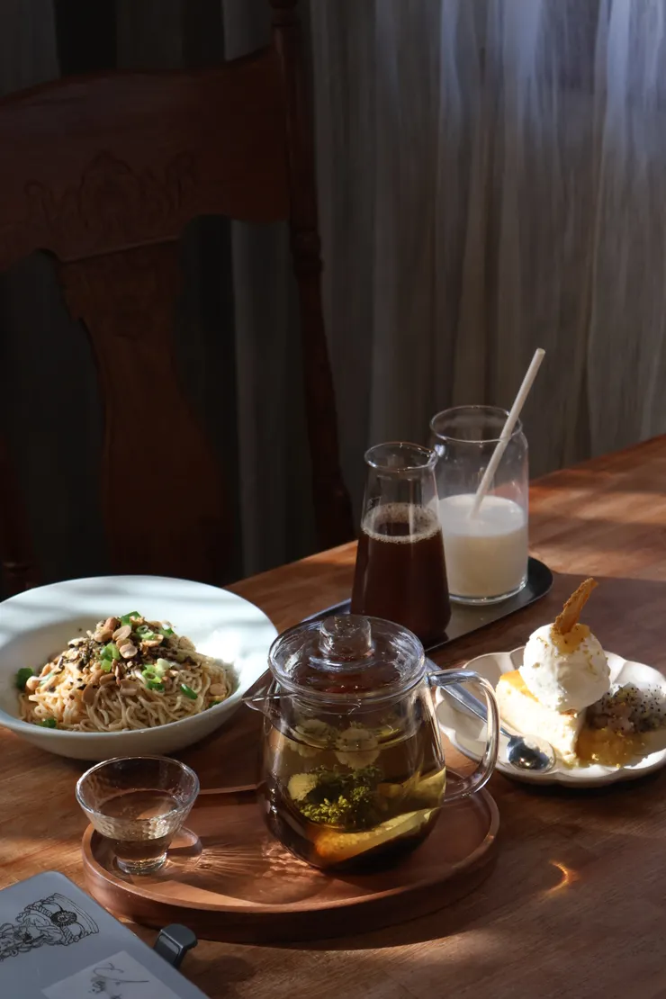 四川燃麵、元氣滿滿(漢方茶)、黃金烏龍鮮奶茶、時令水果巴斯克乳酪蛋糕