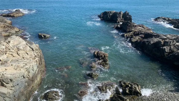 寺廟緊鄰著海，