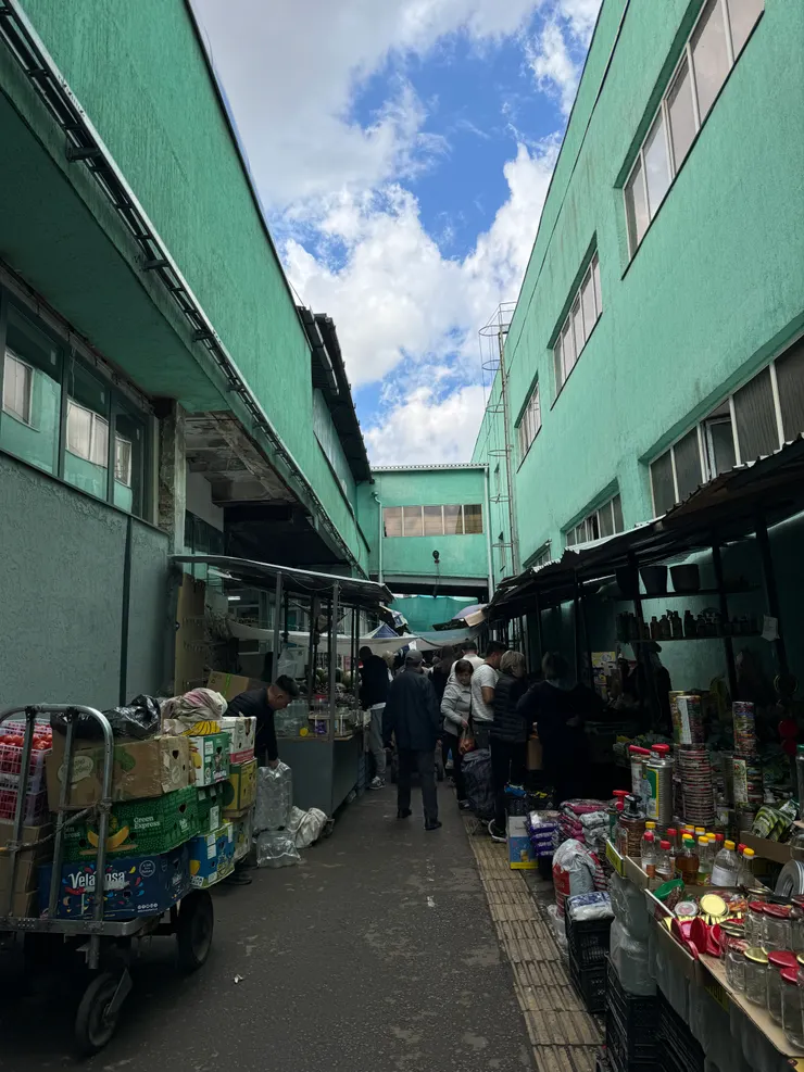 綠色市集戶外區，多半是五金雜貨、服飾等