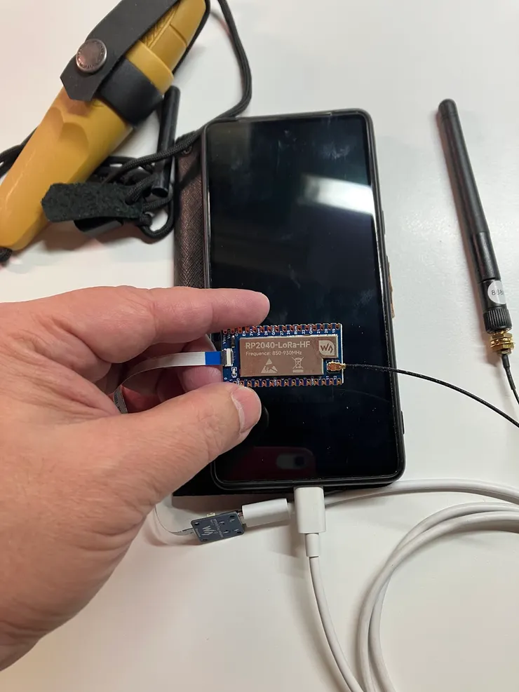 「僅有拇指大小的 ZeroGrid 終端,隨插即用,無需專屬電池。」