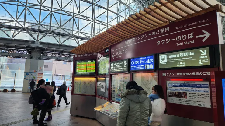 車站東口一出來便會看到的巴士資訊