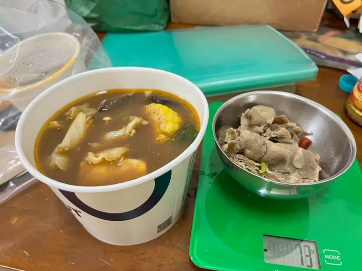 12mini的孜然鍋配雙份豬肉,豬肉片疊在一起煮超難分開,肉質超柴超難吃。