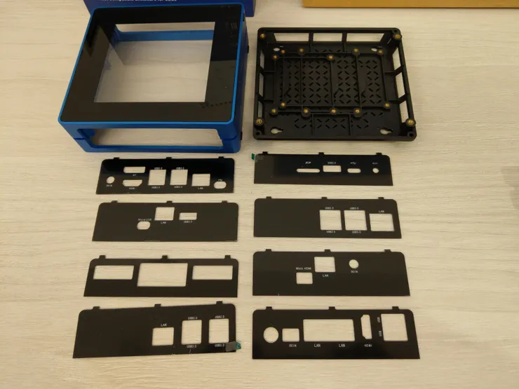 側板也有幾種不同的選擇,可以搭配支援的主板輸出介面,樹莓派的飾板有Pi 3 和 Pi 4的版本,不過前飾板少了一個完全不開孔的版本,感覺孔位太多了!