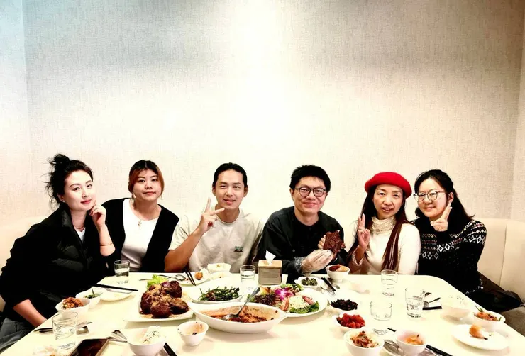 手上拿得是跟雞腿一樣大的「上海㸆豬腳」