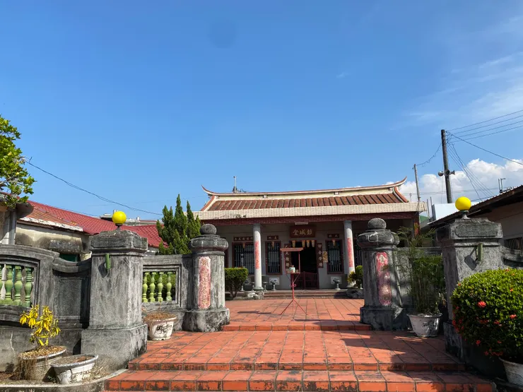 看到門埕中央的祭天檯嗎?欣賞客家人敬畏天地的精神