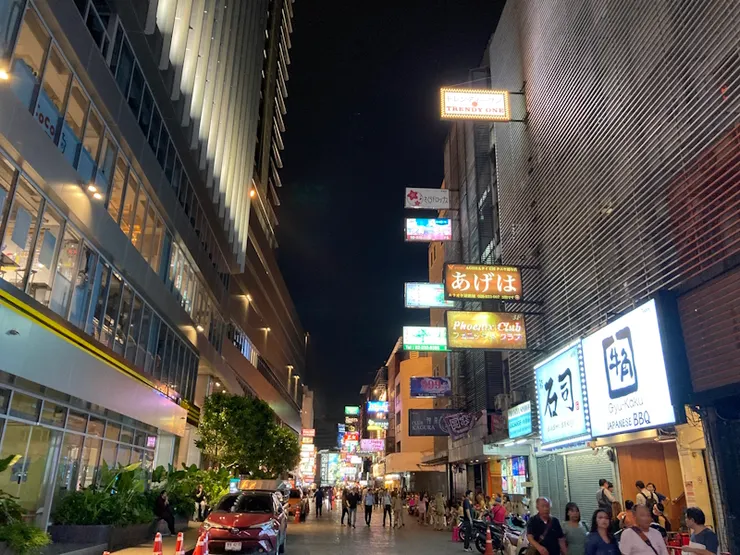 在曼谷的 Soi Thaniya 聚集了很多日式酒店