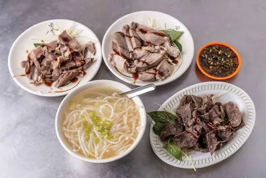 好吃的傳統米粉湯、黑白切（圖片截圖於網路）