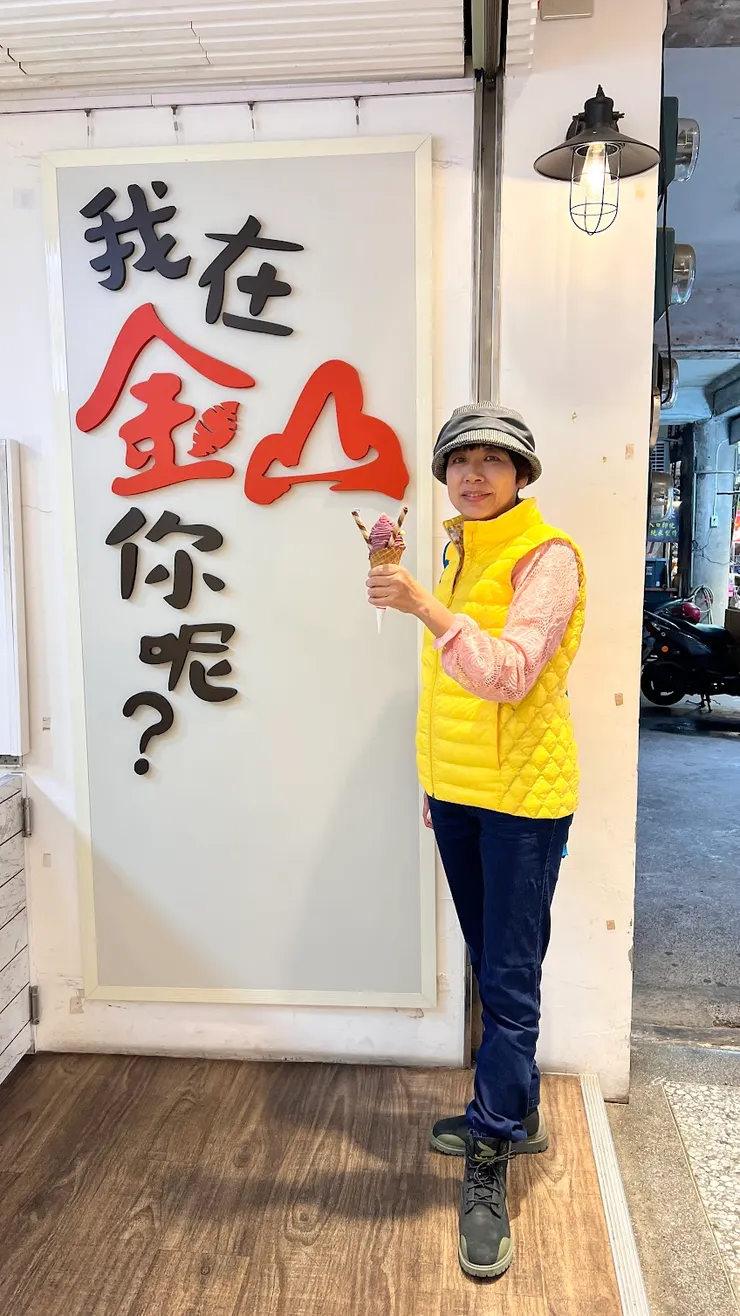 再撒上脆片插入捲心棒裝飾
