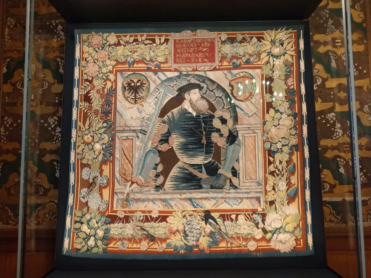 2022年10月，一幅描繪查理五世皇帝的掛毯。自 1918 年起一直保存在莫里茲堡城堡，1945 年運抵西格馬林根。在途經愛爾蘭和加拿大進行環球巡展後，時隔77年，這張掛毯於 2001 年重返薩克森州。