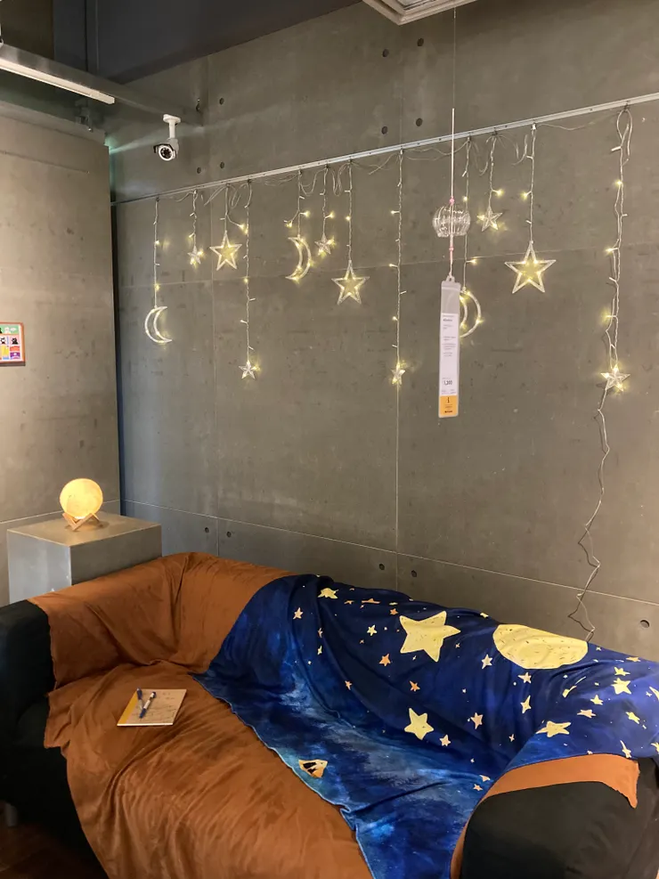 也特別組建一個展區，有沙發可以讓大家坐下來沈浸沈靜＊懶人毯可以購買所以風鈴下仿製了ikea tag牌標示商品資訊