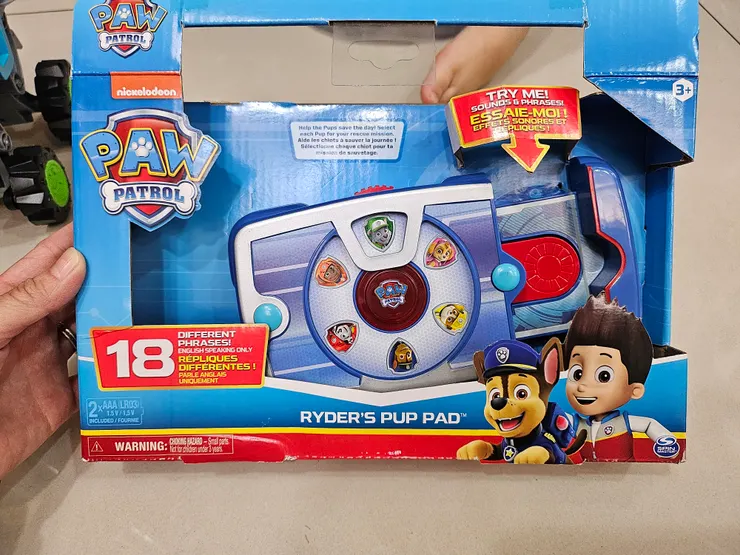 與電影無關，萊德呼叫狗狗平板