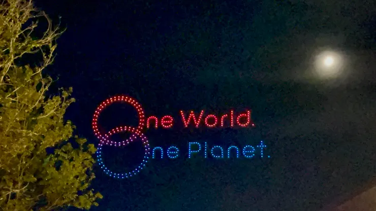 無人機的表演最後呼應大會主題