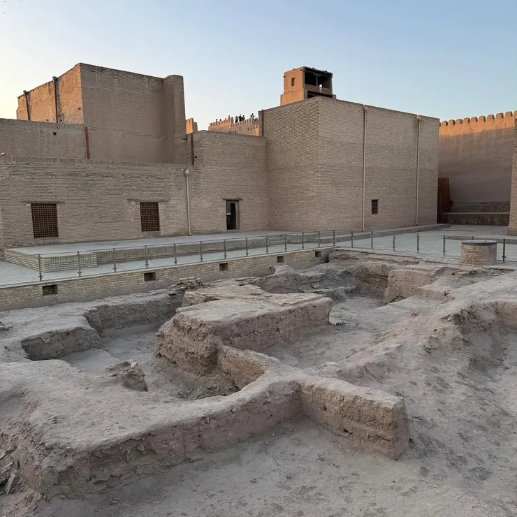 Kuhna Ark 庫西納堡的部分廢墟,只剩地基