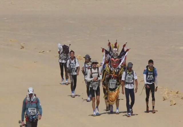 「九天民俗技藝團」與三太子挑戰非洲的撒哈拉沙漠▲圖片來源：https://lazy106.blogspot.com/2012/06/blog-post.html