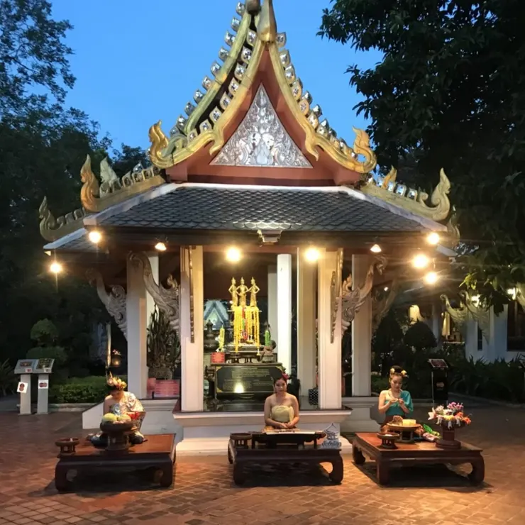 三位仕女以藝迎接