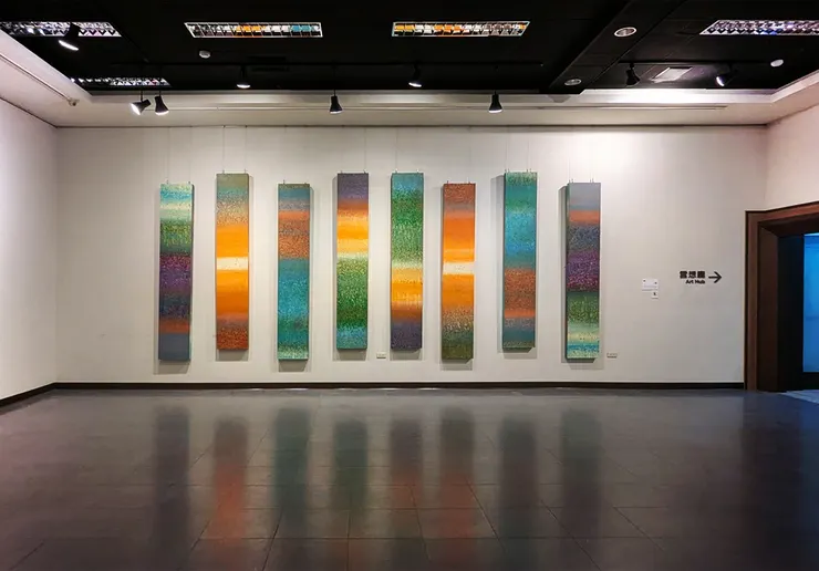 積吶虹光，〈春夏之季-春日的希望與夏日的熱情〉，壓克力顏料、紙。