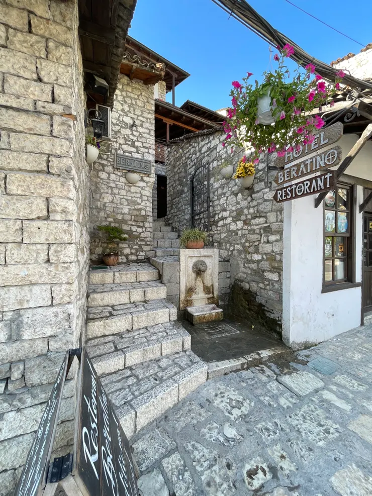 我單純就是看到"traditional food"就走上去了