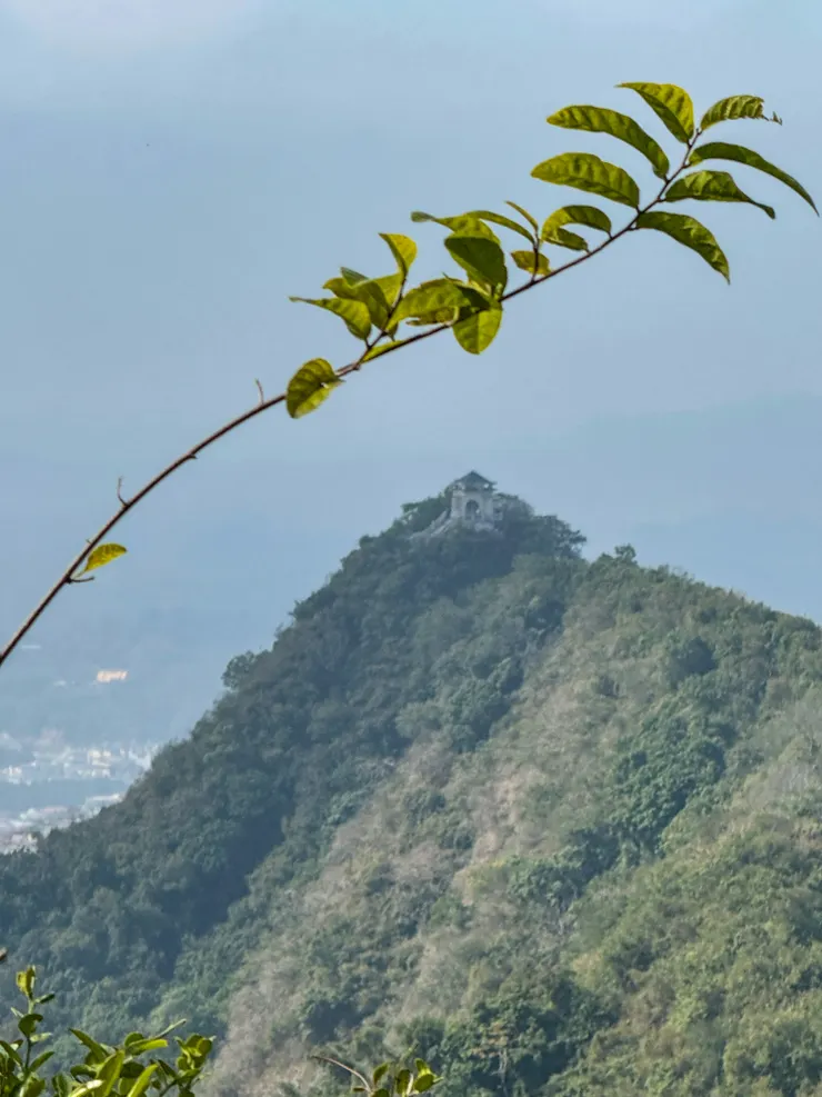 回望旗尾山休憩涼亭