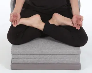 雙盤 (或全蓮花坐、全跏趺坐姿勢)