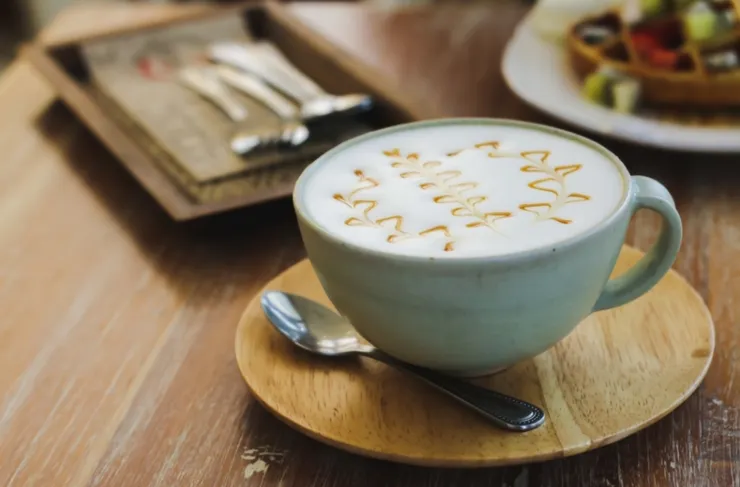 嘗試拍攝一杯拿鐵咖啡當作練習，留白空間擺上其他物品，時尚感往往來自於那種「不經意」的空間感，而不是塞滿畫面的壓迫感。圖/123RF圖庫