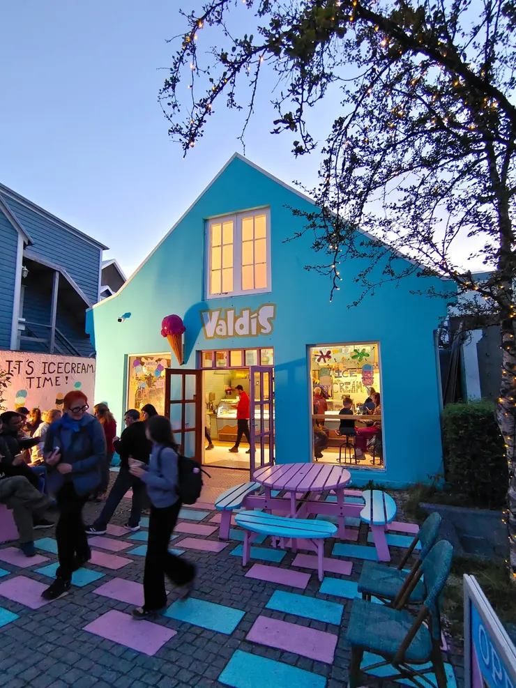 越夜越美麗也越多人的Valdís冰淇淋店