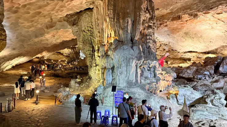 驚訝洞內空間寬敞、結構複雜，可以付費拍照在出口處領照片。