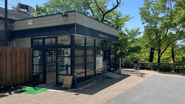 這纜車站看來有點年紀了。