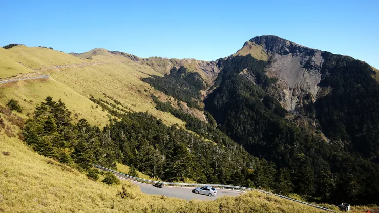 腳下的台14甲公路及對面合歡東峰雄偉壯闊的山容