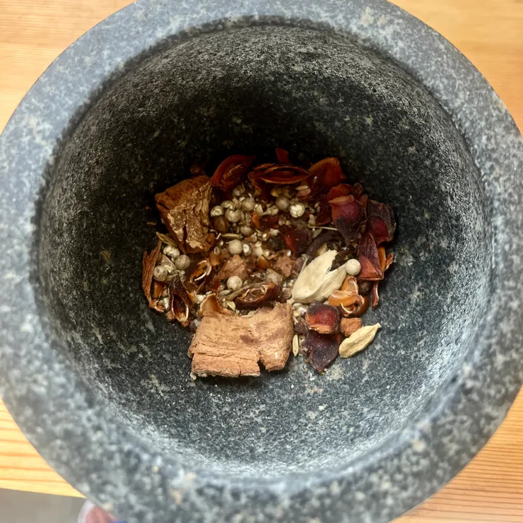 打碎是想讓味道快點出來，不用磨到很碎無妨。