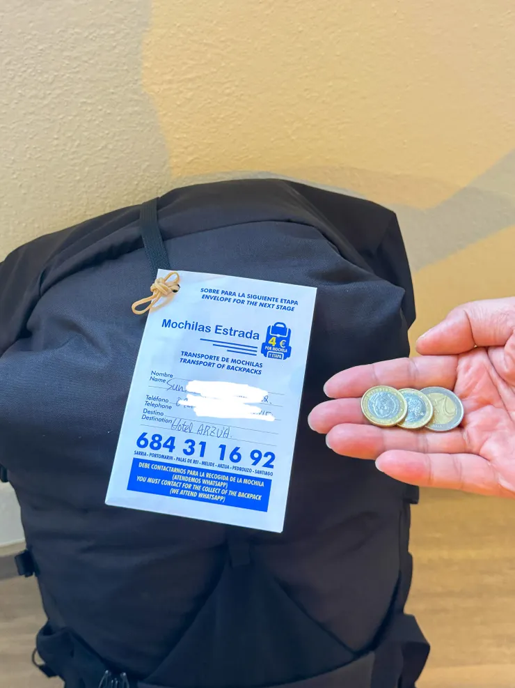 接下來第三第四天總共要走70公里～～而我們身上只有二個包包，夫妻倆決定先運走一個登山包，我拆頂蓋充當隨身背包，老公揹原來的包，然後把不必要或太重的東西送托運。（托運方法：拿小信封寫上姓名電話和下一站的旅店名稱，在信封裡放4歐元。接著放到民宿指定位置即可。行李箱，包包都可以拖運）