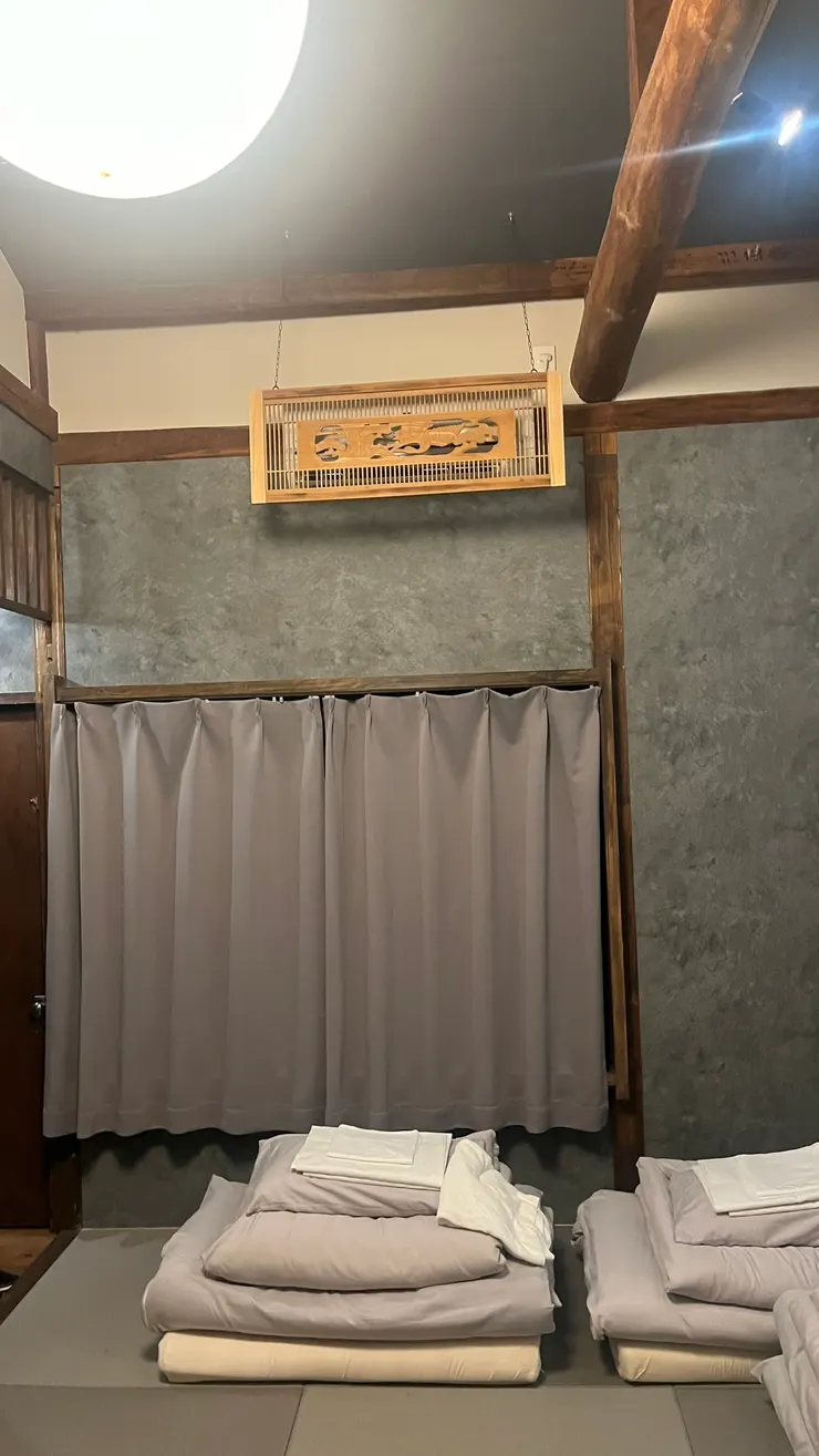 畢竟是青旅價格等級，自己鋪床也還ok。