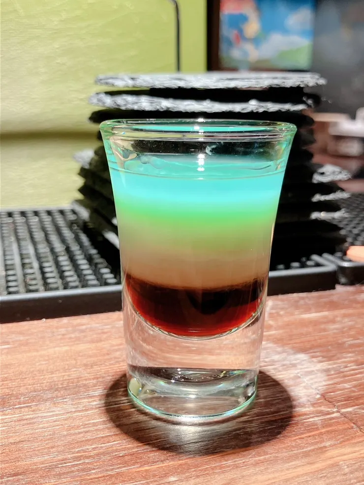 老闆招待的shot 喝下去一個字 爽!