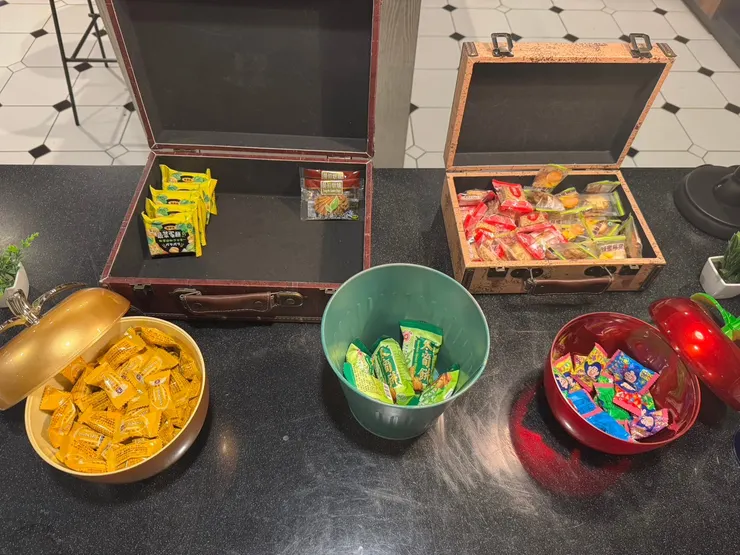 交誼廳還提供了許多糖果餅乾！