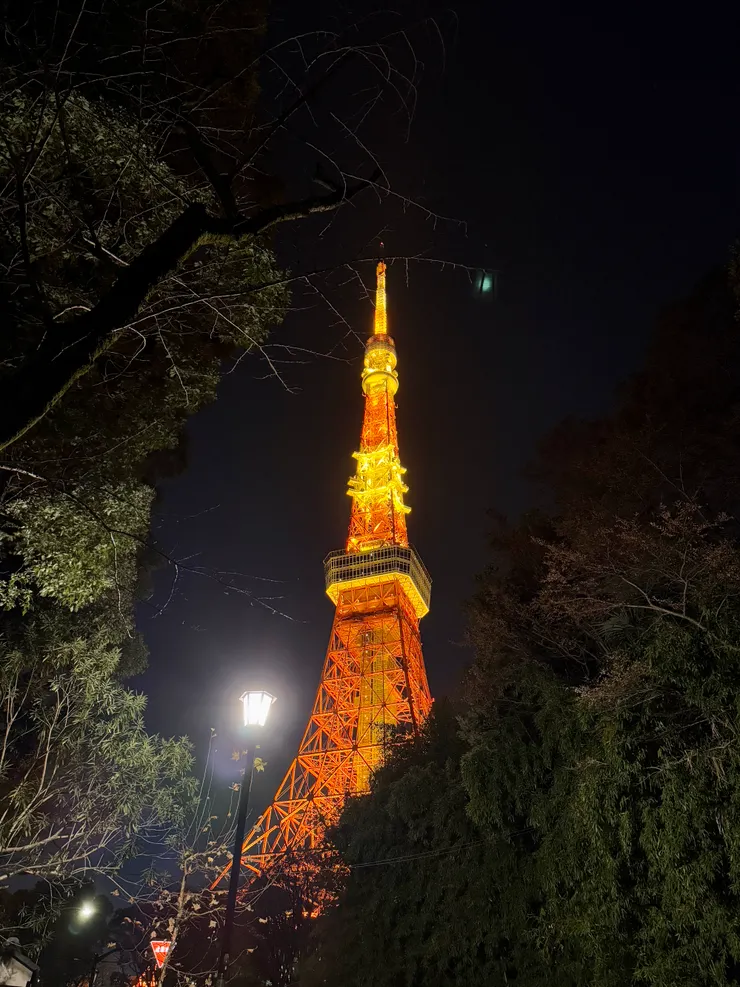 東京鐵塔轉個彎就更近一點。