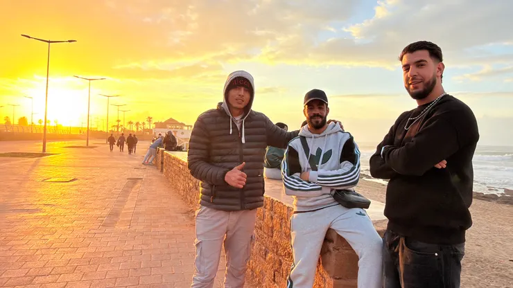 幫當地帥哥拍照