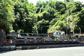 天送埤發電所的取水口，前方有柵欄初步攔截漂流木等，水流通過後會經由隧道進入九芎湖