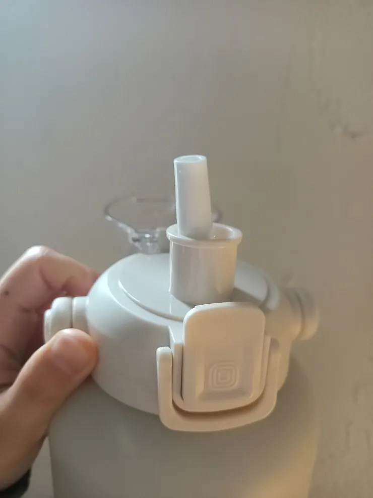 有附吸管，用吸管可以喝更多水😆