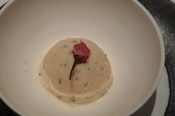 小巧可口的櫻花冰淇淋